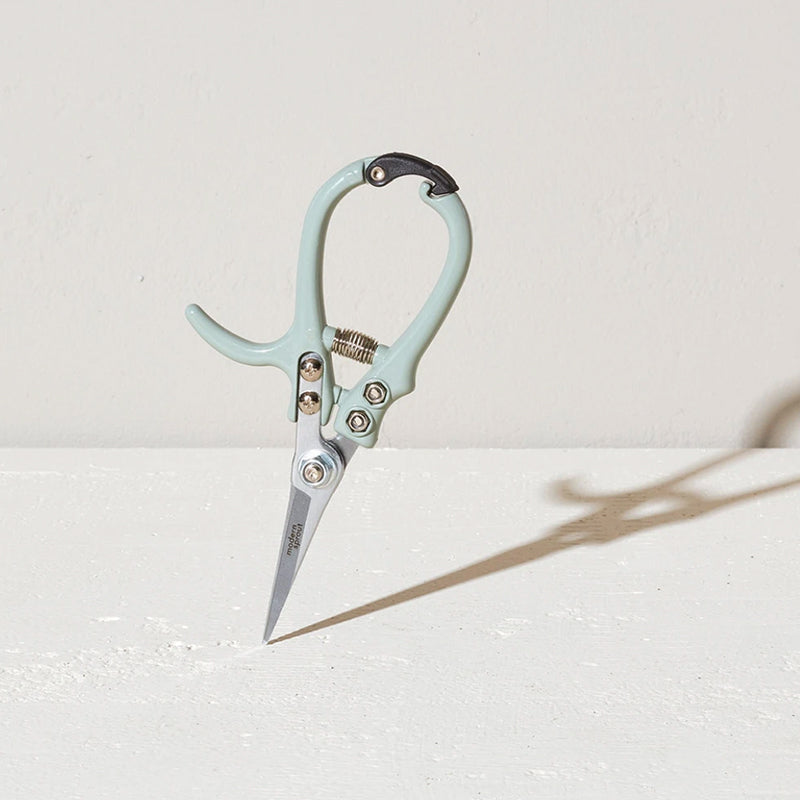 sheers featured in the gardeners gift set on a white background