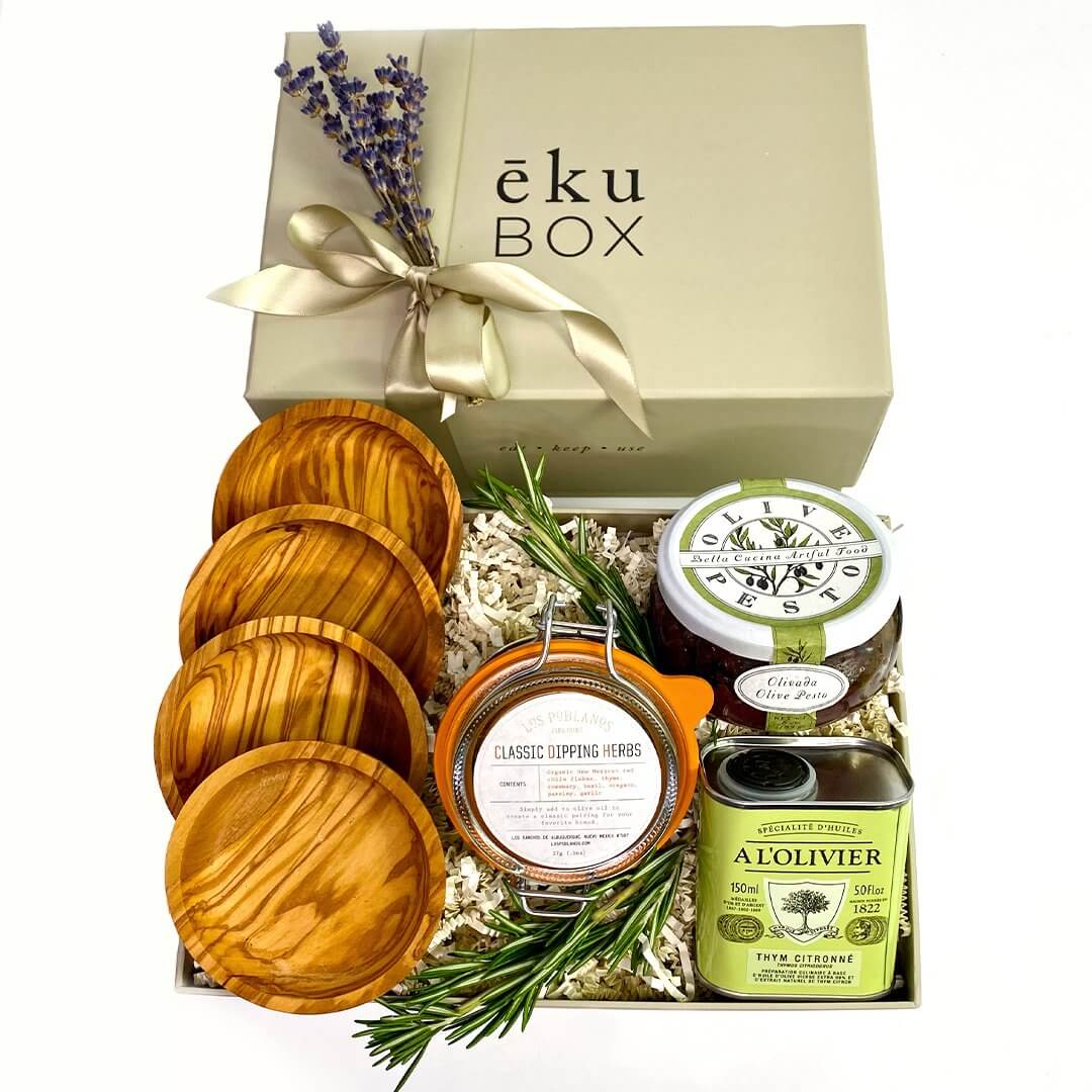 ekuBOX DIPPING SET WITH OLIVE WOOD DIPPING BOWLS with 4 bowls, olive oil, tomato pesto and lassic dipping herbs